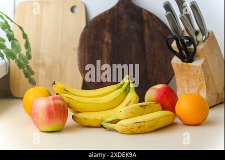 Set di frutta diversa in tavola. Frutta matura e succosa sdraiata sul tavolo. Foto Stock