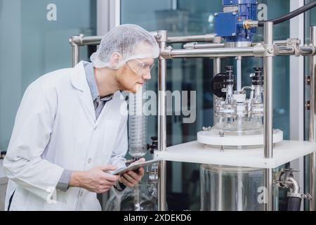Personale scientifico che lavora con Equipment in Science Lab. Personale della fabbrica medica. Processi per impianti farmaceutici. Foto Stock