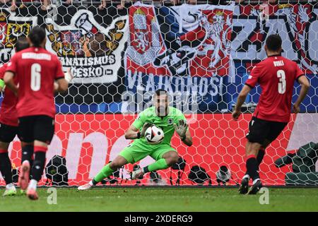 Amburgo. 22 giugno 2024. Il portiere georgiano Giorgi Mamardashvili salta durante la partita UEFA Euro 2024 del gruppo F tra Georgia e Repubblica Ceca ad Amburgo, Germania, il 22 giugno 2024. Crediti: Xiao Yijiu/Xinhua/Alamy Live News Foto Stock