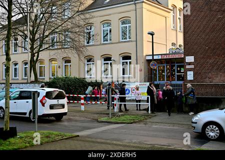 06.03.24, Deutschland, NRW, Ruhrgebiet, Essen. Grundschule Bueckmannshof in Altenessen. Verkehrssituation vor Schulbeginn an der Bueckmannshofschule. Blick von der verkehrsberuhigten Strasse auf den Eingang zur Grundschule. Verkehrsberuhigung an Grundschulen *** 06 03 24, Germania, NRW, zona della Ruhr, Essen Bueckmannshof scuola elementare in Altenessen situazione del traffico prima che la scuola inizi a Bueckmannshof scuola Vista dalla strada tranquilla all'ingresso della scuola elementare traffico calmante alla scuola elementare Foto Stock