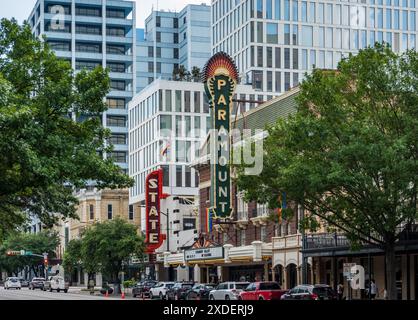 Austin, Texas - 15 giugno 2024: Cartelli per Paramount e State Theater and Cinema in Congress Avenue ad Austin, Texas Foto Stock