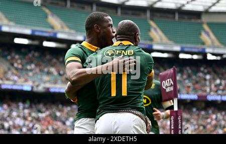 Twickenham, Regno Unito. 22 giugno 2024. Sud Africa V Galles. Stadio di Twickenham. Twickenham . PROVA. Makazole Mapimpi (Sud Africa, 11) si congratula con Aphelele Fassi (Sud Africa) durante la partita di rugby South Africa V Wales, Qatar Airways Cup. Crediti: Sport in foto/Alamy Live News Foto Stock