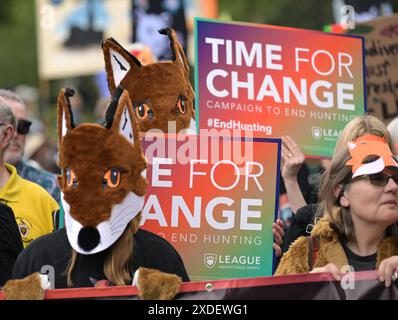 I tifosi della League Against Cruel Sports si vestono da volpi durante il Restore Nature Now march come parte della loro campagna Time for Change per vedere il prossimo governo stringere le leggi sulla caccia. La marcia ha visto migliaia di persone provenienti da gruppi climatici e naturalistici scendere in strada per esortare i politici a dare priorità all’ambiente. Credito: Doug Peters/EMPICS Foto Stock