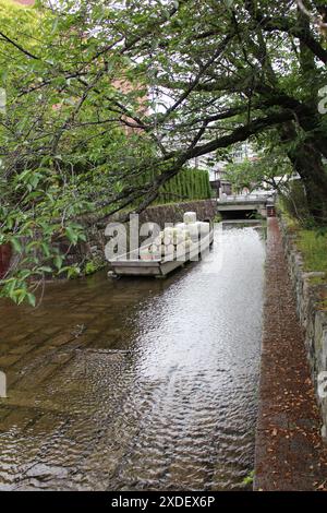 Takasebune sul fiume Takase a Kyoto, Giappone Foto Stock