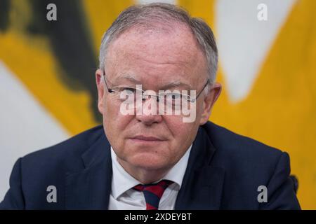 Stephan Weil (Ministro-Presidente della bassa Sassonia, SPD) in una conferenza stampa dopo la Conferenza dei Ministri-Presidenti con i Capi di stato Foto Stock