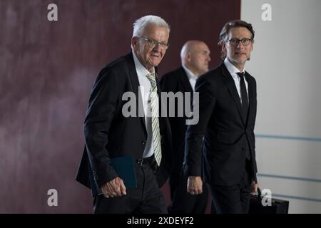 Winfried Kretschmann (Ministro Presidente del Baden-Wuerttemberg) di fronte alle consultazioni alla Conferenza dei Presidenti dei Ministri con i capi Foto Stock