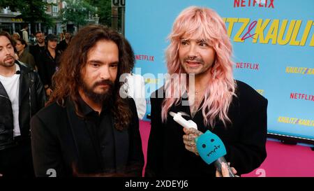 Bill Kaulitz e Tom Kaulitz alla prima del reality Kaulitz & Kaulitz (Netflix) al cinema Delphi di Berlino il 21 giugno 2024 Foto Stock