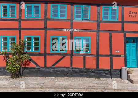 Centro storico di Nyborg, casa in legno restaurata, facciata, dormitorio, anno 1727, xviii secolo, scalini alla porta, due file di finestre, marciapiede Foto Stock