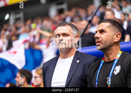 Amburgo, Germania. 22 giugno 2024. Il capo-allenatore della Georgia Willy Sagnol visto durante la partita di UEFA Euro 2024 nel gruppo B tra Georgia e Cechia al Volksparkstadion di Amburgo. Credito: Gonzales Photo/Alamy Live News Foto Stock