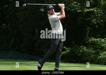 Sabato 22 giugno 2024: Nick Taylor guarda il suo tee shot sulla dodicesima buca durante il terzo round del Travelers Golf Championship a Cromwell, Connecticut. Gregory Vasil/CSM (immagine di credito: © Gregory Vasil/Cal Sport Media) Foto Stock