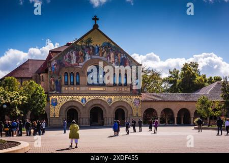 Stanford, California USA - 22 marzo 2017: Gruppo di potenziali studenti in visita alla Memorial Church della Stanford University. Foto Stock