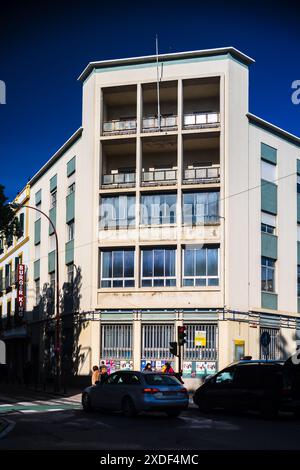 Una vista moderna dell'ex edificio Correos, situato a Triana, Siviglia, España. Ripresa alla luce del giorno con traffico stradale. Foto Stock