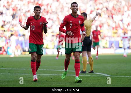 Dortmund, Germania. 22 giugno 2024. DORTMUND, GERMANIA - 22 GIUGNO: Joao Cancelo del Portogallo. E Cristiano Ronaldo del Portogallo festeggia dopo aver segnato il gol durante la partita del gruppo F - UEFA EURO 2024 tra Turkiye e Portogallo al BVB Stadion Dortmund il 22 giugno 2024 a Dortmund, in Germania. (Foto di Joris Verwijst/Agenzia BSR) credito: Agenzia BSR/Alamy Live News Foto Stock