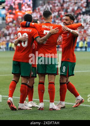 Il portoghese Bruno Fernandes (a destra) celebra il terzo gol della squadra con i compagni di squadra Joao Cancelo (a sinistra) e Cristiano Ronaldo durante la partita UEFA Euro 2024 di gruppo F allo Stadion Dortmund di Dortmund, in Germania. Data foto: Sabato 22 giugno 2024. Foto Stock