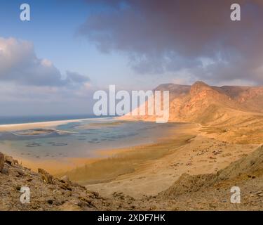 Tramonto sulla laguna di Detwah a Qalansiyah sull'isola di Socotra, Yemen Foto Stock