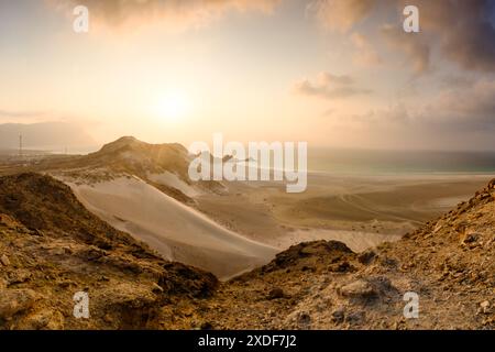 Tramonto sulla laguna di Detwah a Qalansiyah sull'isola di Socotra, Yemen Foto Stock