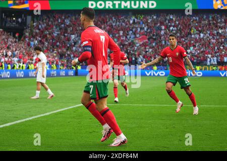 Dortmund, Germania. 22 giugno 2024. Cristiano Ronaldo del Portogallo celebra il 0-3 segnato da Bruno Fernandes durante la partita di UEFA Euro 2024 tra Turkiye e Portogallo, gruppo F, data 2, giocata allo stadio Signal Iduna Park il 22 giugno 2024 a Dortmund, in Germania. (Foto di Sergio Ruiz/PRESSINPHOTO) credito: PRESSINPHOTO SPORTS AGENCY/Alamy Live News Foto Stock