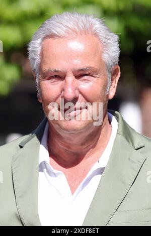 09.06.2024, Hoppegarten, Brandeburgo, GER - Klaus Wowereit, ehemaliger regierende Buergermeister von Berlin. Aussen, Aussenaufnahme, Brandeburgo, deutsch, deutschland, Europa, europaeisch, HF, Hochformat, Hoppegarten, Klaus Wowereit, Persoenlichkeit, Politiker, SPD, Westeuropa, Wowereit 240609D802HOPPEGARTEN.JPG *** 09 06 2024, Hoppegarten, Brandeburgo, GER Klaus Wowereit, ex sindaco di Berlino, esterno, Brandeburgo, Germania, Europa, europa, HF, ritratto, Hoppegarten, Klaus Wowereit, personalità, politico, SPD, Europa occidentale, Wowereit 240609D802HOPPEGARTEN JPG Foto Stock