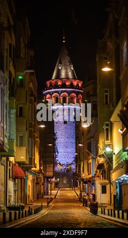 Torre Galata, Istanbul, vista dalla stretta strada notturna Foto Stock