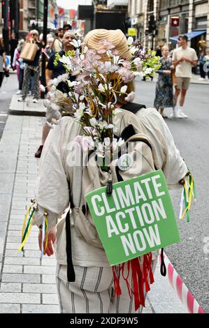 Londra, Regno Unito. 22 giugno 2024. Chris Packham ha guidato Restore Nature Now March and Rally. Le principali organizzazioni benefiche per la natura, tra cui l'RSPB e attivisti come Extinction Rebelllion, hanno marciato attraverso Londra da Park Lane a Parliament Square per esortare tutti i partiti politici a "ripristinare la natura ora". Crediti: michael melia/Alamy Live News Foto Stock