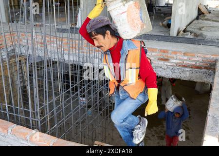 I lavoratori messicani del settore edile versano cemento Foto Stock