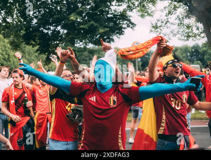 Colonia, Germania. 22 giugno 2024/ Koeln, RheinEnergieStadion, 22.06.2024: I tifosi belgi creano un'atmosfera fuori dallo stadio prima della partita del Campionato europeo UEFA 2024 Belgio contro Romania. Crediti: Mika Volkmann/Alamy Live News Foto Stock