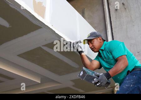 Operai messicani che finiscono gli interni Foto Stock
