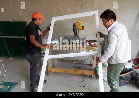 Operai messicani che finiscono gli interni Foto Stock