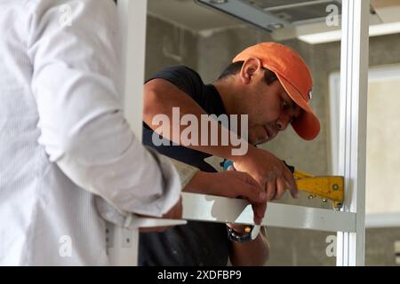 Operai messicani che finiscono gli interni Foto Stock