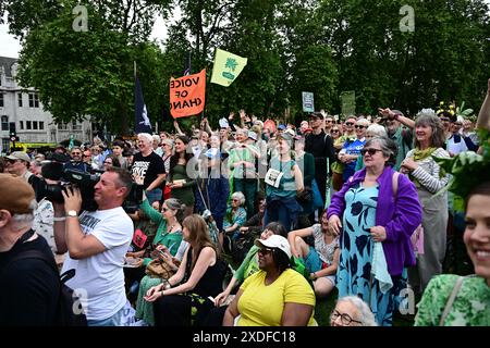 LONDRA, REGNO UNITO. 22 giugno 2024. Restore Nature ora raduno nella piazza del Parlamento, Londra, Regno Unito. Credito: Vedi li/Picture Capital/Alamy Live News Foto Stock