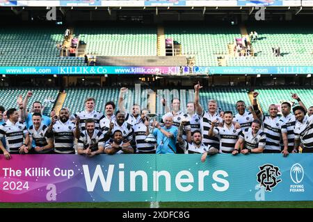 I barbari sollevano il trofeo durante la partita della Killik Cup Barbarians vs Fiji allo stadio Twickenham di Twickenham, Regno Unito. 22 giugno 2024. (Foto di Craig Thomas/News Images) a Twickenham, Regno Unito il 22/6/2024. (Foto di Craig Thomas/News Images/Sipa USA) credito: SIPA USA/Alamy Live News Foto Stock