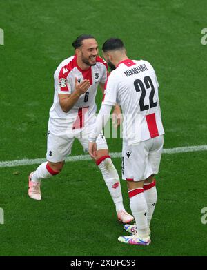 Georges Mikautadze della Georgia bejubelt Sein erstes Tor fŸr Seine mannschaft mit Giorgi Kochorashvili della Georgia UEFA EURO 2024 incontro a gironi tra Turkiye e Georgia alla Dortmund Football Arena il 18 giugno 2024 a Dortmund, Germania. Vorrundenspiel TŸrkei vs Georgien Copyright by : sampics Photographie Bierbaumstrasse 6 81243 MŸnchen TEL.: ++49/89/82908620 , FAX : ++49/89/82908621 , e-mail : sampics@t-online.de Bankverbindung : Hypovereinsbank MŸnchen Konto : 1640175229 , BLZ 70020270 IBAN : DE78700202701640175229 BIC : HYVEDEMMXXX weitere motive finsie : www.augenklick.de Foto Stock