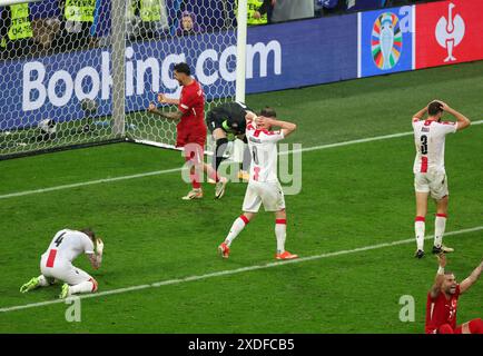 Team Georgien enttŠuscht , TŸrkei jubelt UEFA EURO 2024 partita a gironi tra Turkiye e Georgia alla Dortmund Football Arena il 18 giugno 2024 a Dortmund, Germania. Vorrundenspiel TŸrkei vs Georgien Copyright by : sampics Photographie Bierbaumstrasse 6 81243 MŸnchen TEL.: ++49/89/82908620 , FAX : ++49/89/82908621 , e-mail : sampics@t-online.de Bankverbindung : Hypovereinsbank MŸnchen Konto : 1640175229 , BLZ 70020270 IBAN : DE78700202701640175229 BIC : HYVEDEMMXXX Weitere motive Motive Aldiedermotive / www.augenklick.de© Foto Stock