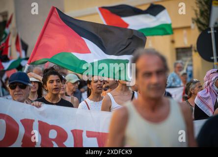 Roma, Italia. 22 giugno 2024. Manifestazione pro Palestina da porta maggiore a porta Pia- Roma, Italia - nella foto i manifestanti in coro - sabato 22 giugno 2024 (foto Valentina Stefanelli/LaPresse) manifestazione pro-Palestina da porta maggiore a porta Pia - Roma, Italia - nella foto i manifestanti in processione - sabato 22 giugno 2024 (foto Valentina Stefanelli/LaPresse) credito: LaPresse/Alamy Live News Foto Stock