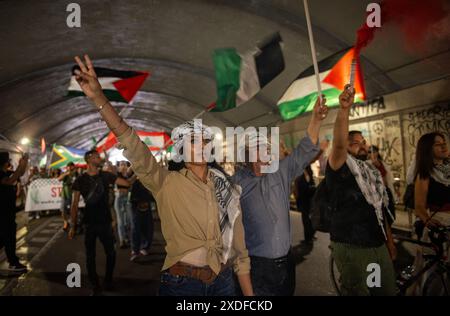 Roma, Italia. 22 giugno 2024. Manifestazione pro Palestina da porta maggiore a porta Pia- Roma, Italia - nella foto i manifestanti in coro - sabato 22 giugno 2024 (foto Valentina Stefanelli/LaPresse) manifestazione pro-Palestina da porta maggiore a porta Pia - Roma, Italia - nella foto i manifestanti in processione - sabato 22 giugno 2024 (foto Valentina Stefanelli/LaPresse) credito: LaPresse/Alamy Live News Foto Stock