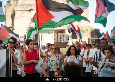 Roma, Italia. 22 giugno 2024. Manifestazione pro Palestina da porta maggiore a porta Pia- Roma, Italia - nella foto i manifestanti in coro - sabato 22 giugno 2024 (foto Valentina Stefanelli/LaPresse) manifestazione pro-Palestina da porta maggiore a porta Pia - Roma, Italia - nella foto i manifestanti in processione - sabato 22 giugno 2024 (foto Valentina Stefanelli/LaPresse) credito: LaPresse/Alamy Live News Foto Stock