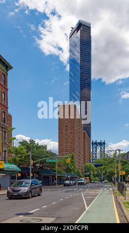 One Manhattan Square è un condominio residenziale di 80 piani soprannominato "grattugia del formaggio" per la serie di proiezioni sulla sua facciata in vetro. Vista da Chinatown. Foto Stock