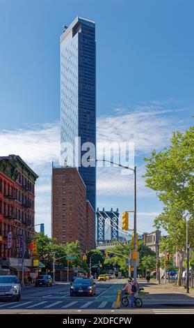 One Manhattan Square è un condominio residenziale di 80 piani soprannominato "grattugia del formaggio" per la serie di proiezioni sulla sua facciata in vetro. Vista da Chinatown. Foto Stock
