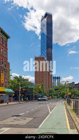 One Manhattan Square è un condominio residenziale di 80 piani soprannominato "grattugia del formaggio" per la serie di proiezioni sulla sua facciata in vetro. Vista da Chinatown. Foto Stock