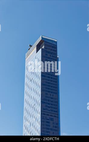 One Manhattan Square è un condominio residenziale di 80 piani soprannominato "grattugia del formaggio" per la serie di proiezioni sulla sua facciata in vetro. Vista da Chinatown. Foto Stock