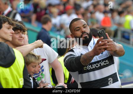 Twickenham, Londra, Regno Unito. 22 giugno 2024. Kyle Sinckler dei Barbarians con i tifosi dopo la partita di Killick Cup tra Barbarians e Figi al Twickenham Stadium, Twickenham, Regno Unito, il 22 giugno 2024. Foto di Phil Hutchinson. Solo per uso editoriale, licenza richiesta per uso commerciale. Non utilizzare in scommesse, giochi o pubblicazioni di singoli club/campionato/giocatori. Crediti: UK Sports Pics Ltd/Alamy Live News Foto Stock