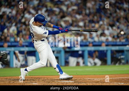 L'esterno dei Los Angeles Dodgers Andy Pages (44) colpisce durante una partita della MLB contro i Los Angeles Angels, venerdì 21 giugno 2024, al Dodger Stadium, a Los Foto Stock