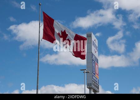 Bandiera canadese sventolata all'Irving Oil Big Stop di Aulac, New Brunswick, Canada Foto Stock