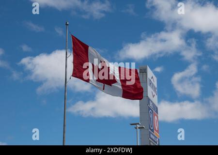 Bandiera canadese sventolata all'Irving Oil Big Stop di Aulac, New Brunswick, Canada Foto Stock