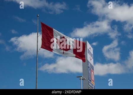 Bandiera canadese sventolata all'Irving Oil Big Stop di Aulac, New Brunswick, Canada Foto Stock