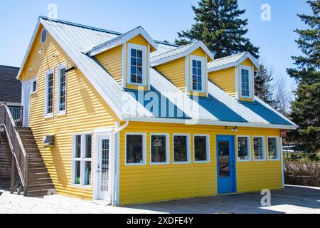 Edificio giallo presso il villaggio del molo di Magnetic Hill a Moncton, New Brunswick, Canada Foto Stock