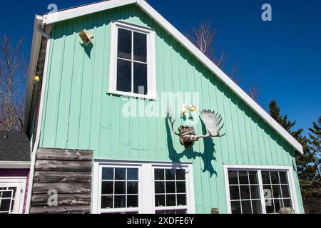 Corna di alce in un edificio del villaggio di molo a Magnetic Hill a Moncton, New Brunswick, Canada Foto Stock