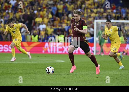 Colonia, Germania. 22 giugno 2024. Il romeno Razvan Marin, il belga Kevin De Bruyne e il rumeno Darius Olaru sono stati fotografati in azione durante una partita di calcio tra la nazionale belga dei Red Devils e la Romania, sabato 22 giugno 2024 a Colonia, Germania, seconda partita nella fase a gironi dei campionati europei UEFA Euro 2024. BELGA FOTO DIRK WAEM credito: Belga News Agency/Alamy Live News Foto Stock