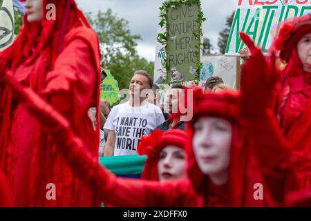 Londra, Regno Unito. 22 giugno 2024. Migliaia di marzo a Londra per esortare i leader ad affrontare la crisi della fauna selvatica, la protesta presenta 350 gruppi ambientalisti che chiedono un'azione più vigorosa sulla perdita della fauna selvatica nel Regno Unito. Crediti: horst friedrichs/Alamy Live News Foto Stock