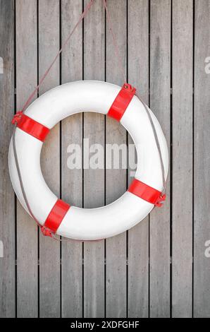 Un salvagente su un muro di legno. Foto Stock